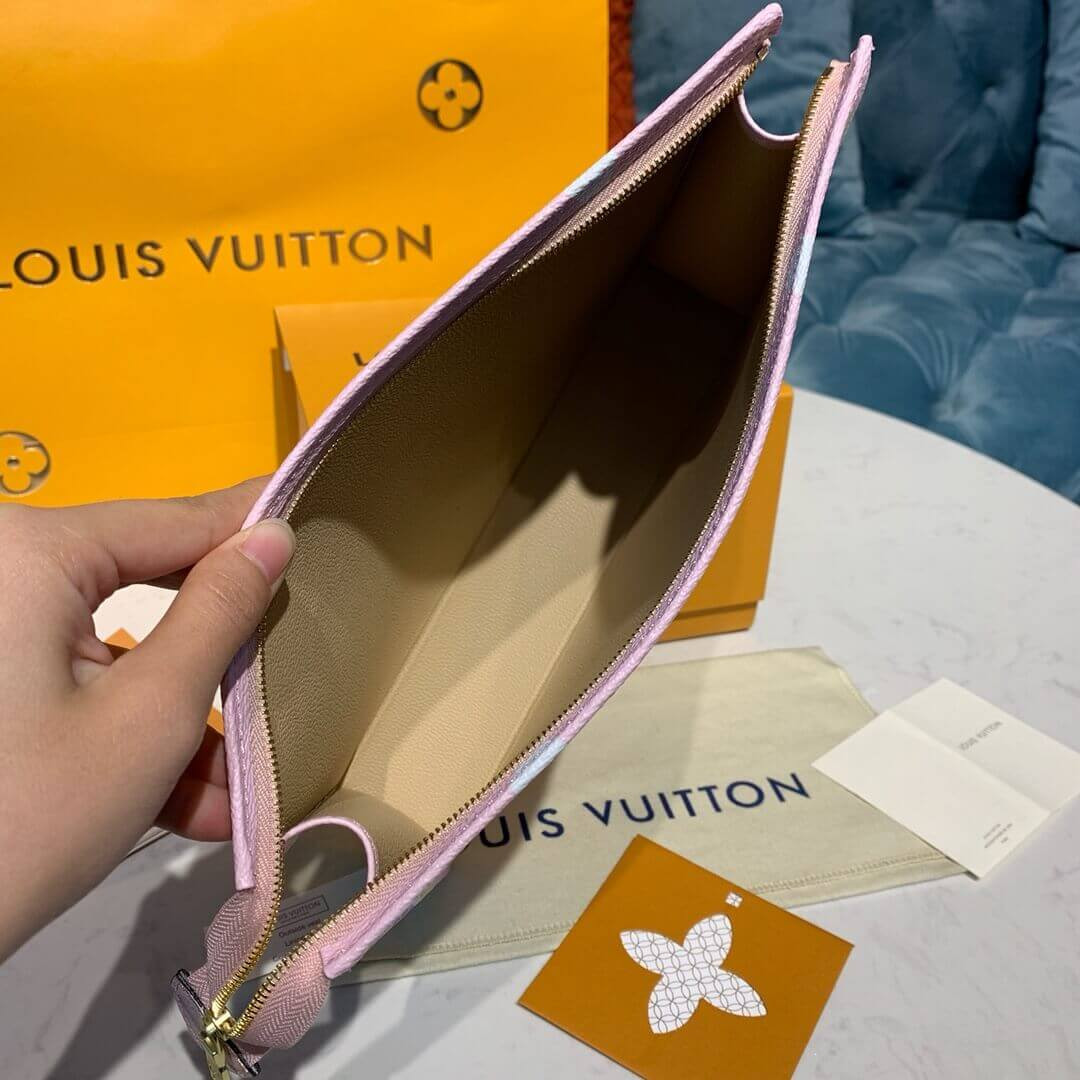 LV Escale Poche Toilette 26 M69136 M69137