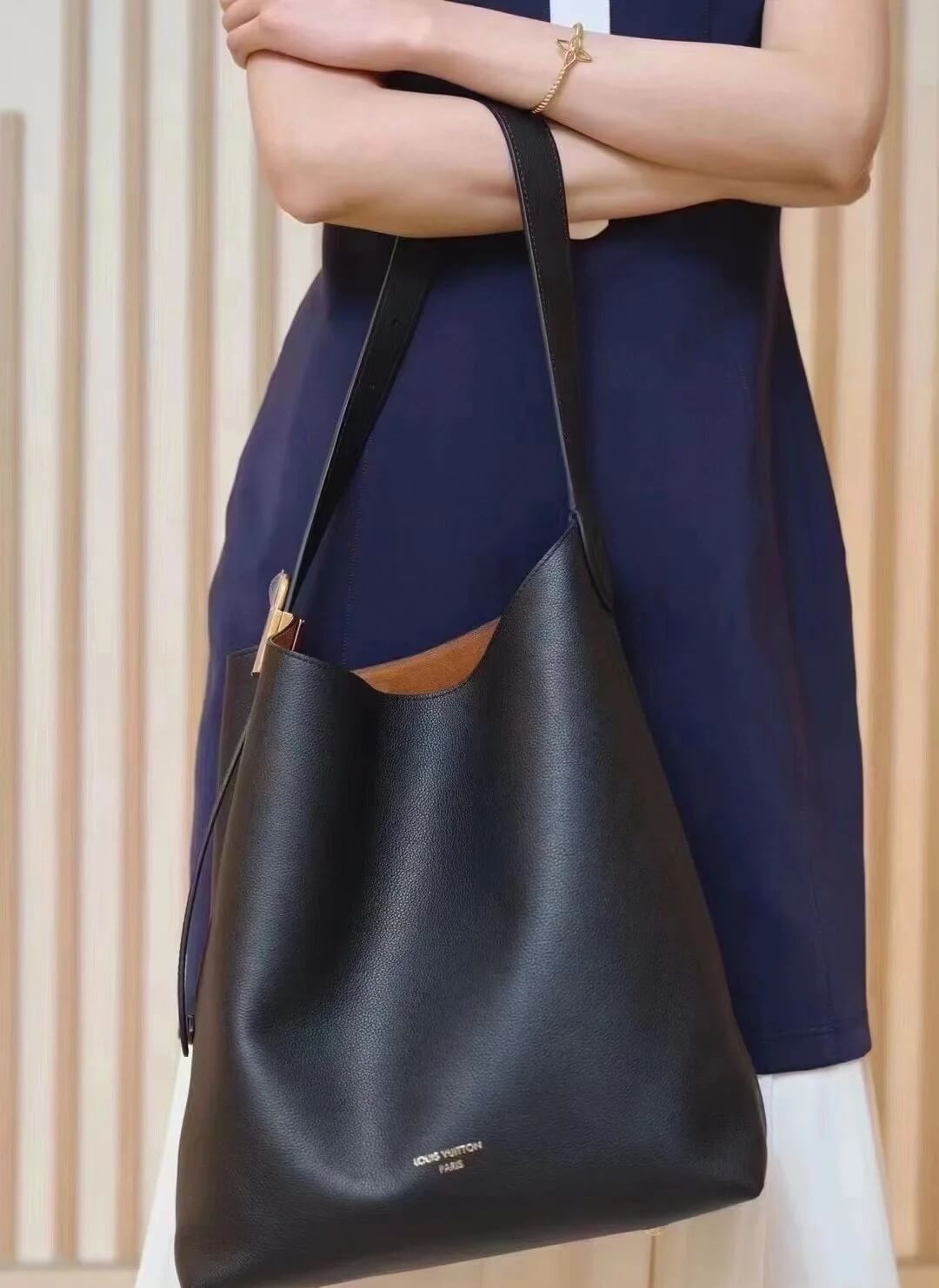 Louis Vuttion Grained Calfskin Low Key Hobo MM M24856 Black