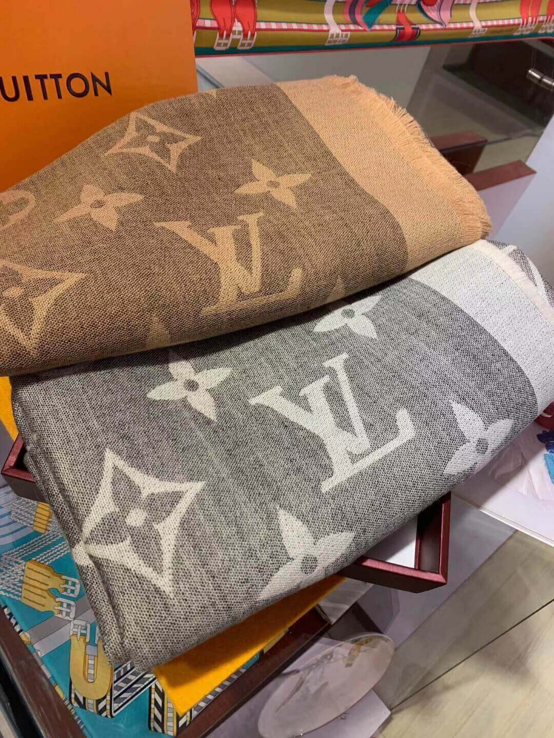 Louis Vuitton Monogram Giant Shawl MP2412 MP2382