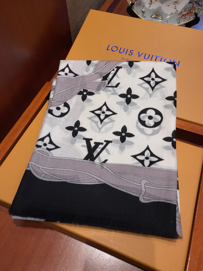Louis Vuitton Monogram Classic Scarf 2454
