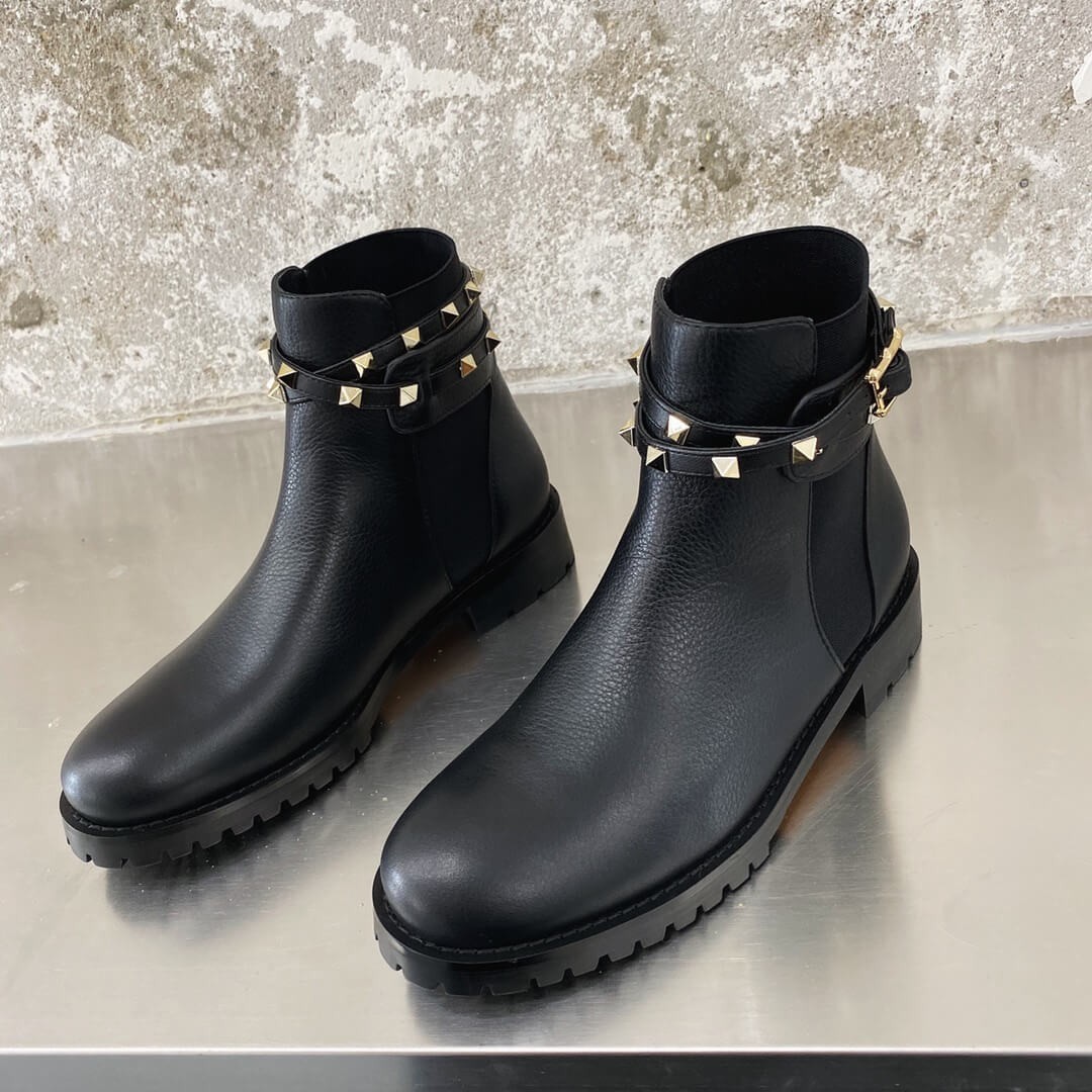 Valentino Garavani Rockstud Grainy Calfskin Leather Ankle Boot P64