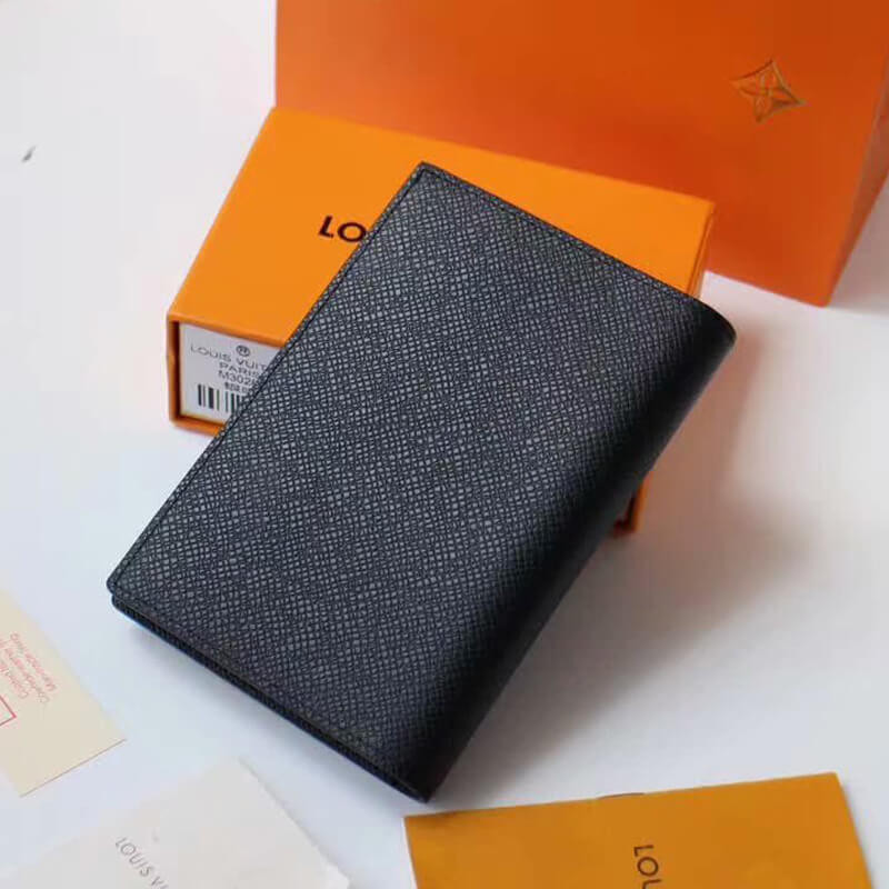 Louis Vuitton Taiga Leather Passport Cover M62089