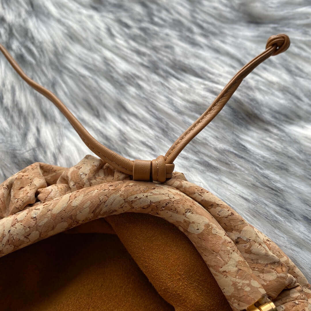 Bottega Veneta The Pouch 20 Clutch In Calfskin Polyester Leather 570927