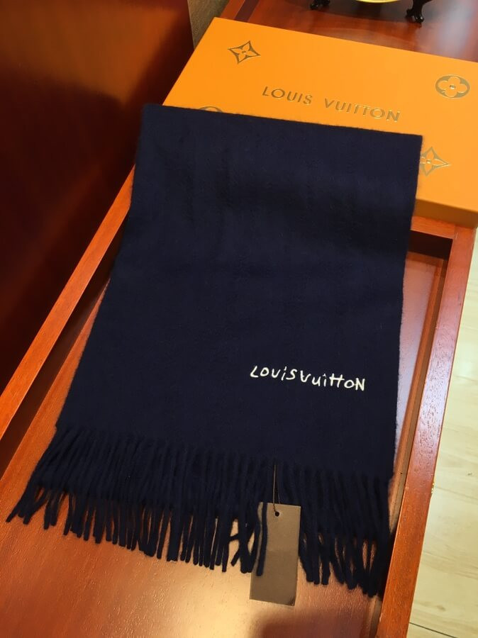 Louis Vuitton Reykjavik Scarf M71040