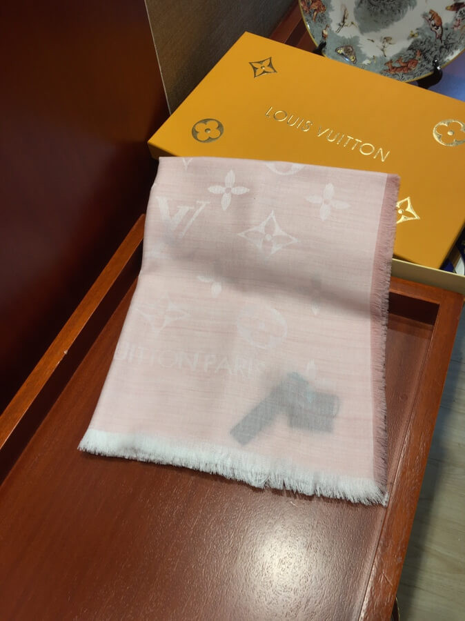 Louis Vuitton Daily Monogram Stole M70674