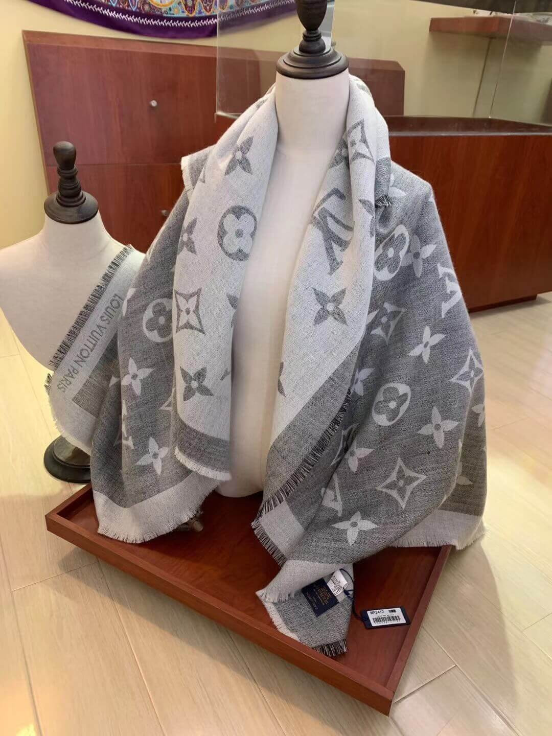 Louis Vuitton Monogram Giant Shawl MP2412 MP2382