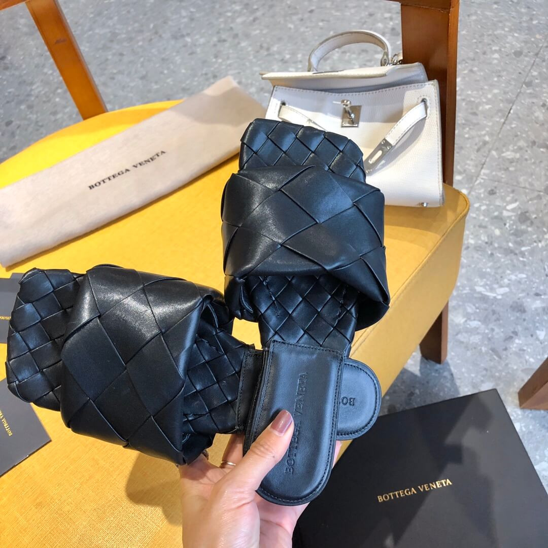 Bottega Veneta Padded Flat Sandals 609105