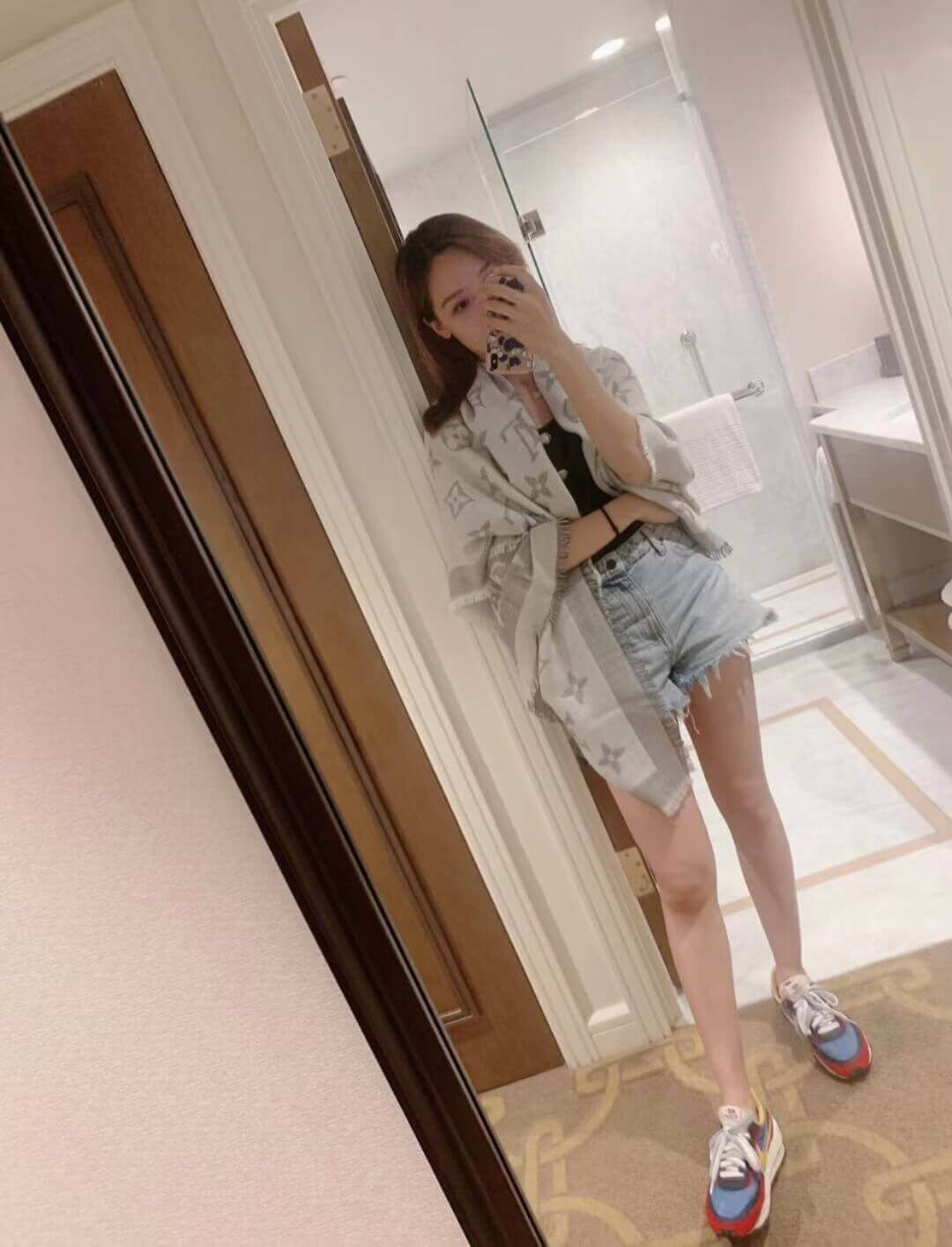 Louis Vuitton Monogram Giant Shawl MP2412 MP2382