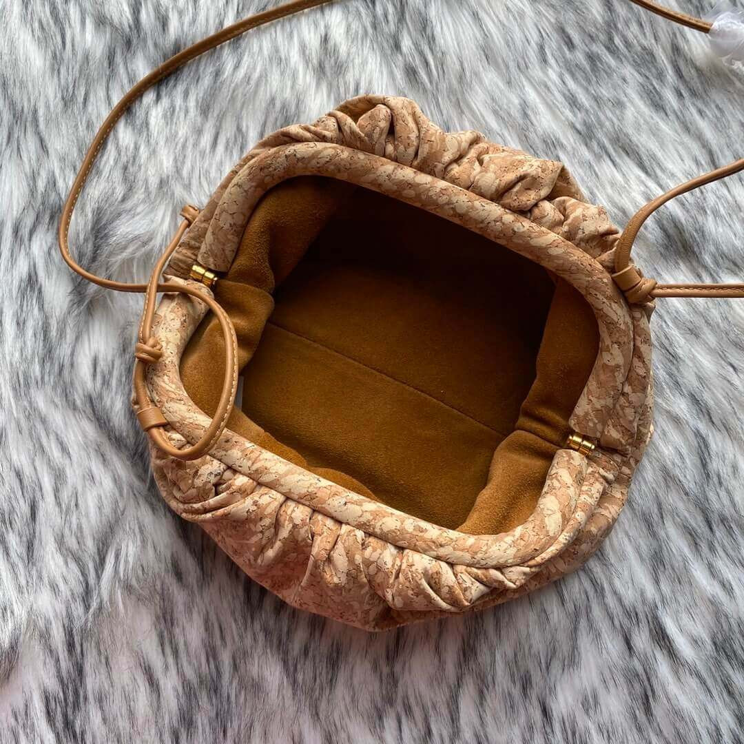 Bottega Veneta The Pouch 20 Clutch In Calfskin Polyester Leather 570927