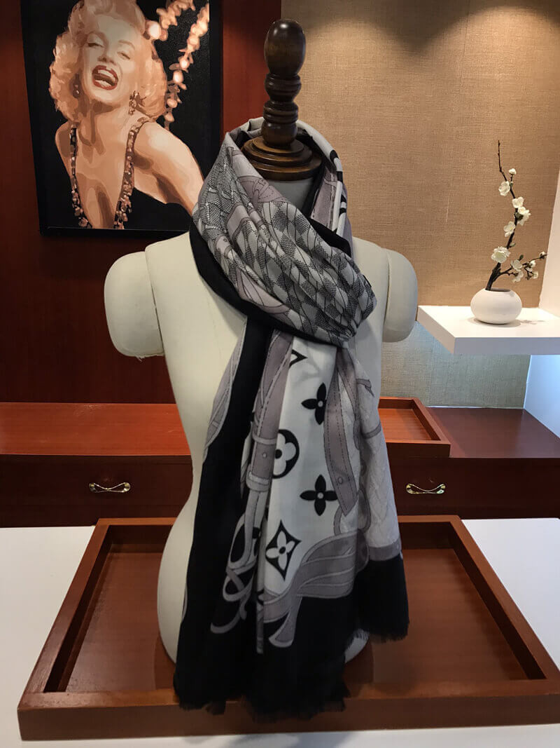Louis Vuitton Monogram Classic Scarf 2454