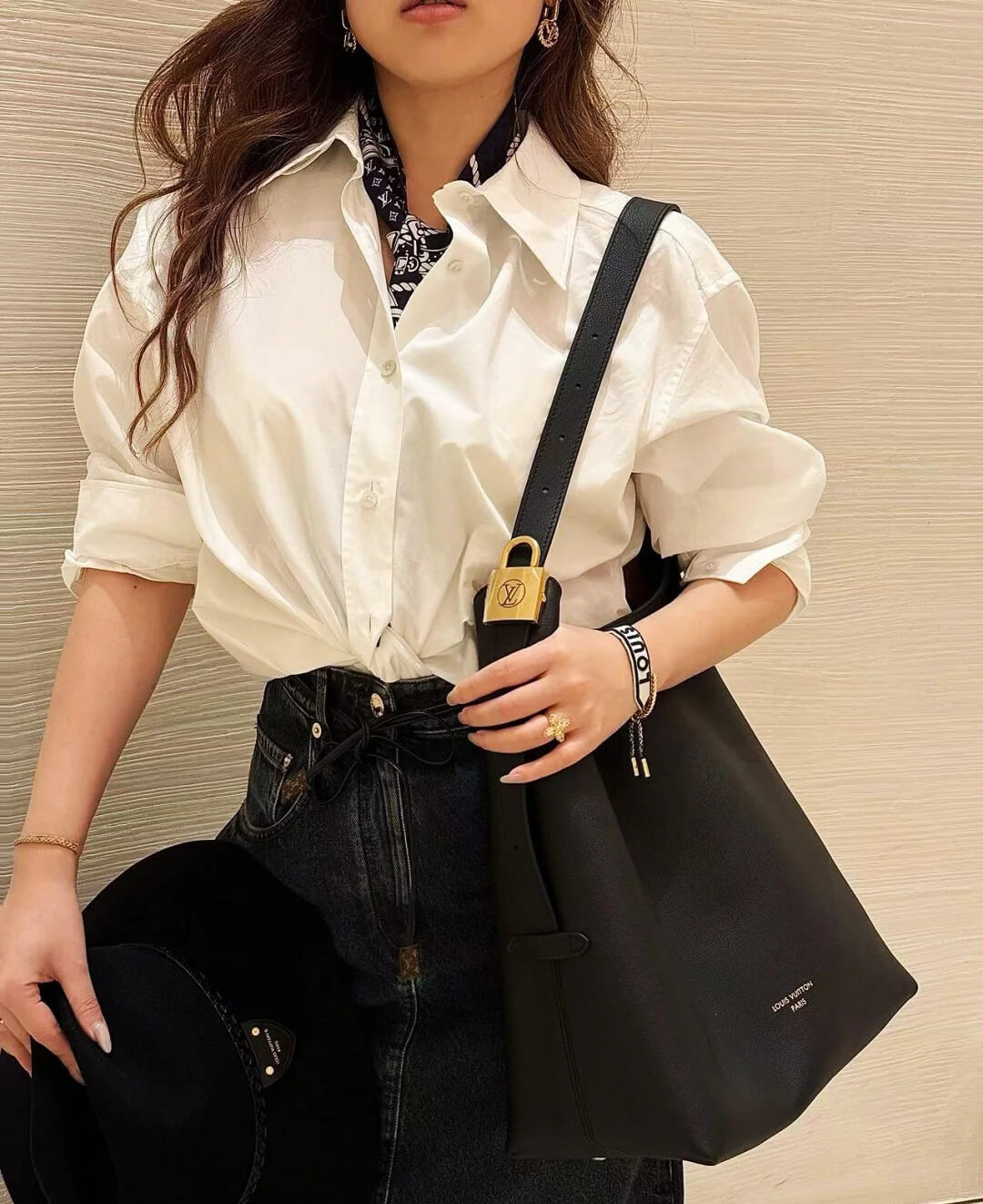 Louis Vuttion Grained Calfskin Low Key Hobo MM M24856 Black