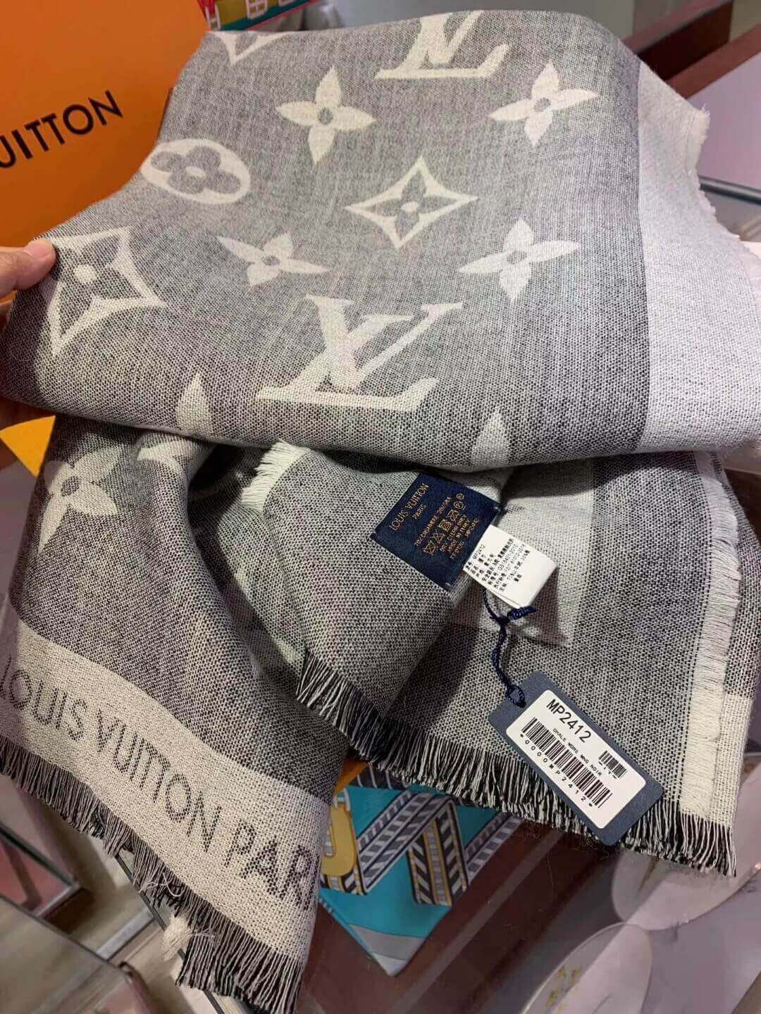 Louis Vuitton Monogram Giant Shawl MP2412 MP2382