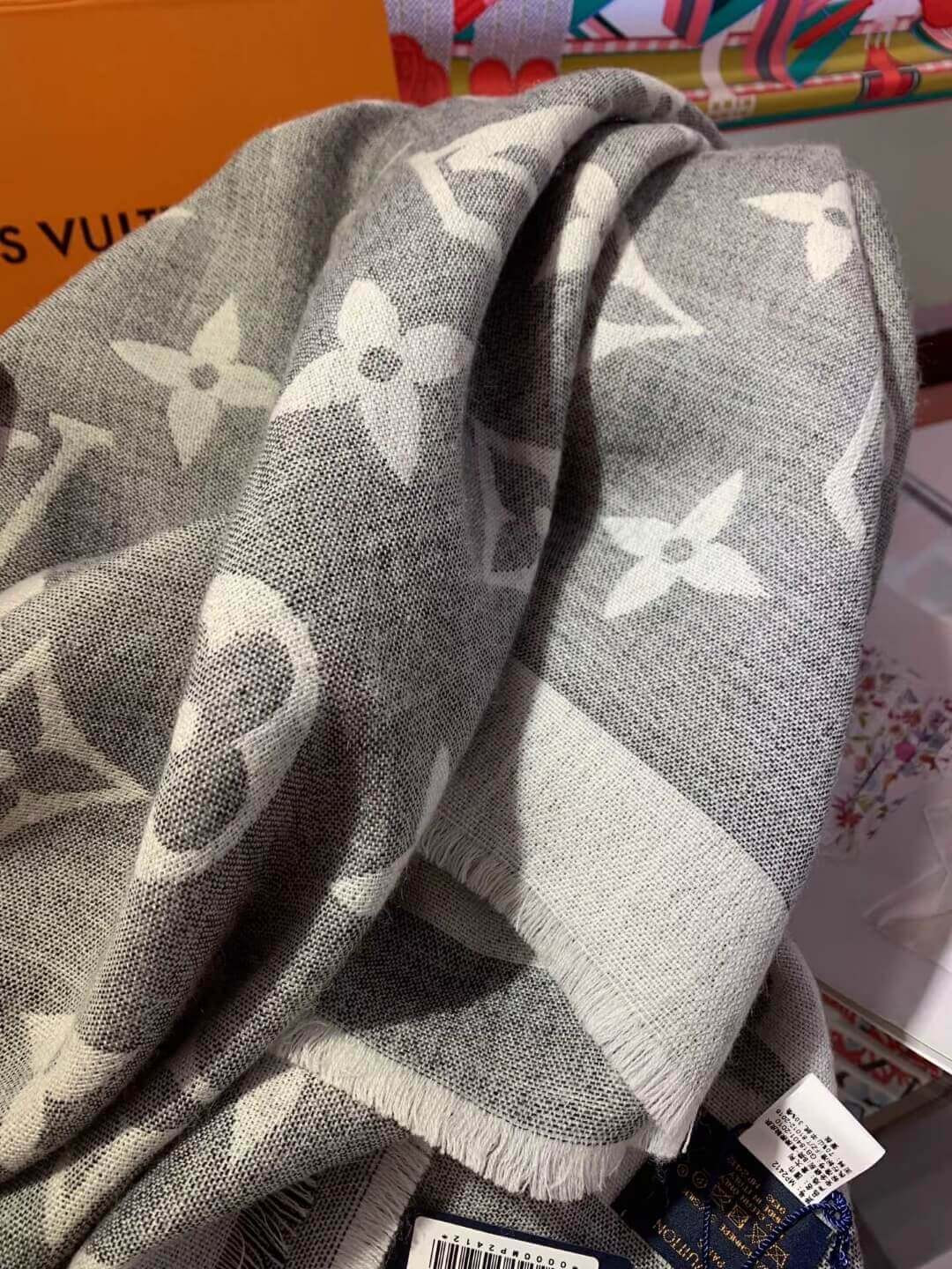 Louis Vuitton Monogram Giant Shawl MP2412 MP2382