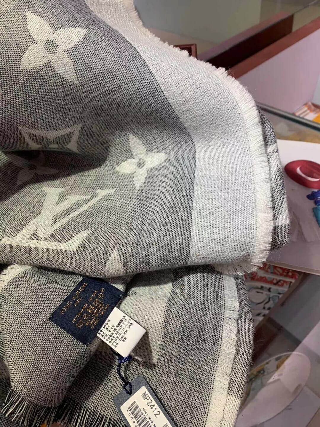 Louis Vuitton Monogram Giant Shawl MP2412 MP2382