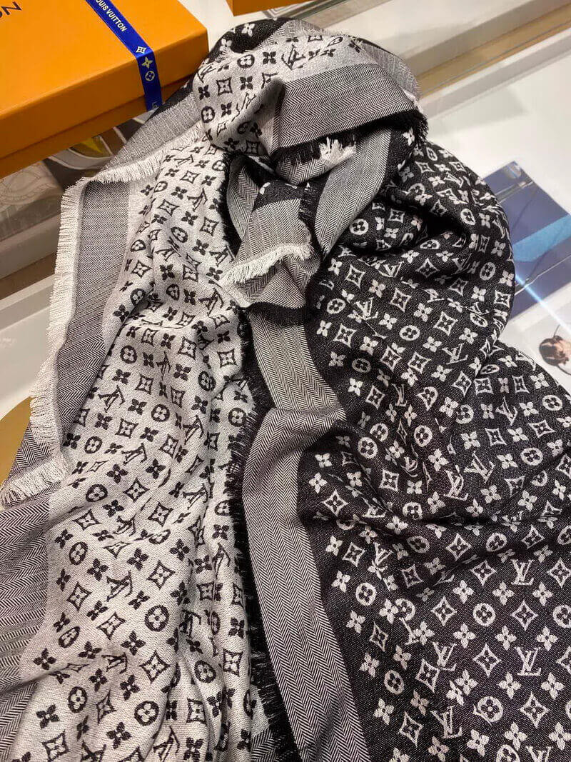 Louis Vuitton Petit Louis Shawl M76997