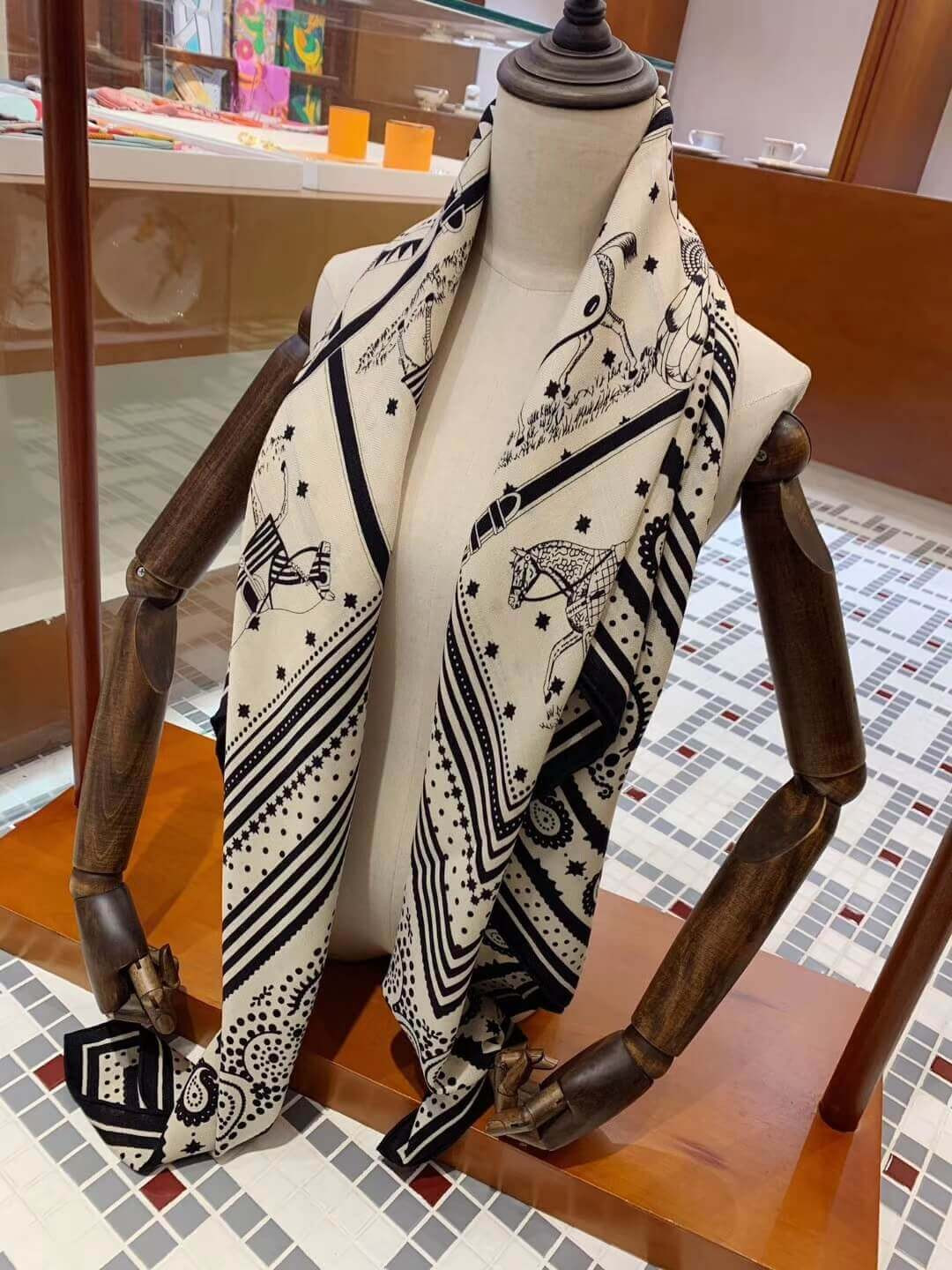 Hermes Couvertures Et Tenues De Jour Bandana Shawl 140 H243507