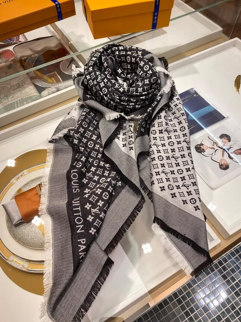 Louis Vuitton Petit Louis Shawl M76997