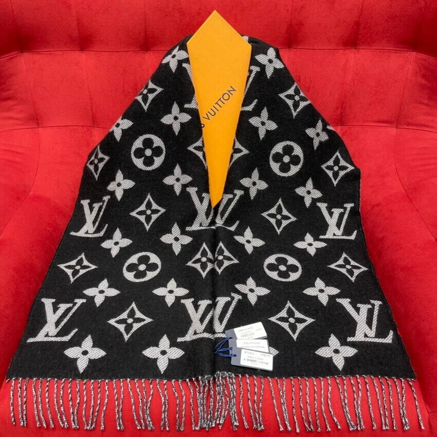 Louis Vuitton Simply LV Scarf M76964