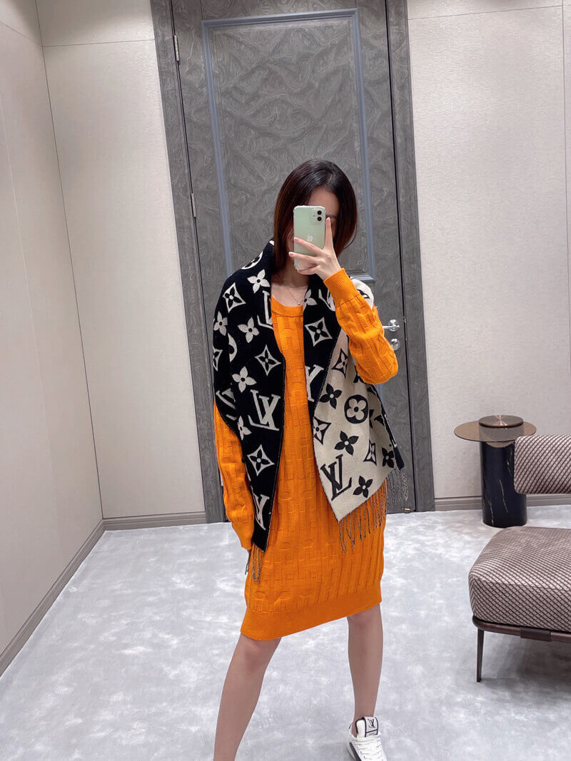 Louis Vuitton Simply LV Scarf M76964