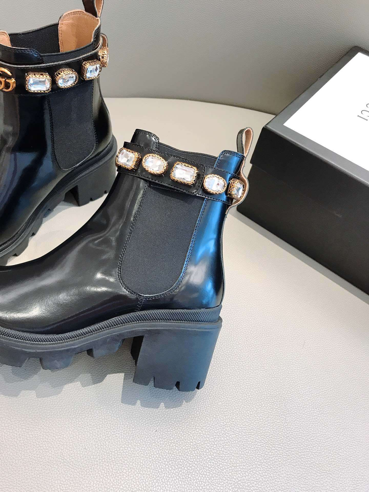 Gucci Leather Ankle Boot With Belt 550036