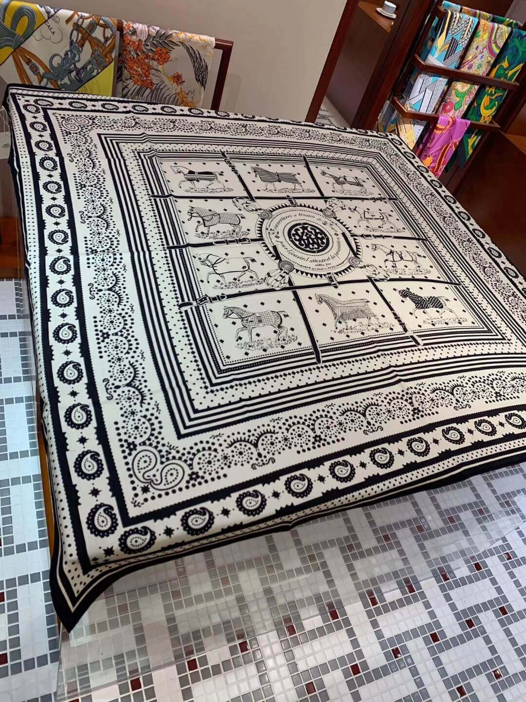 Hermes Couvertures Et Tenues De Jour Bandana Shawl 140 H243507