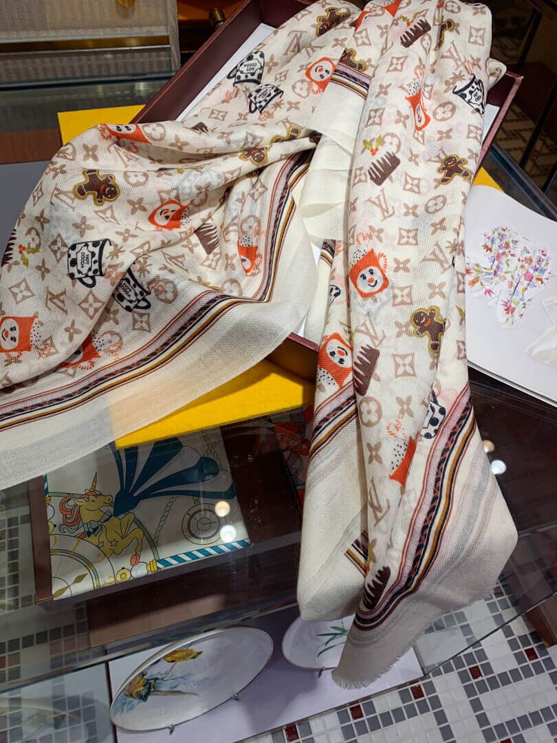 Louis Vuitton Monogram Cup Shawl M76130