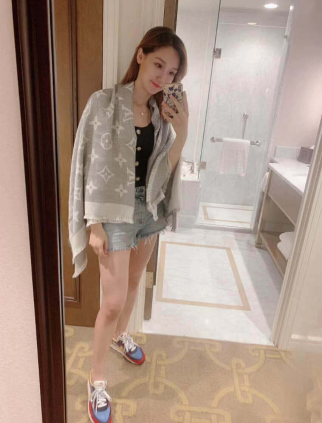 Louis Vuitton Monogram Giant Shawl MP2412 MP2382