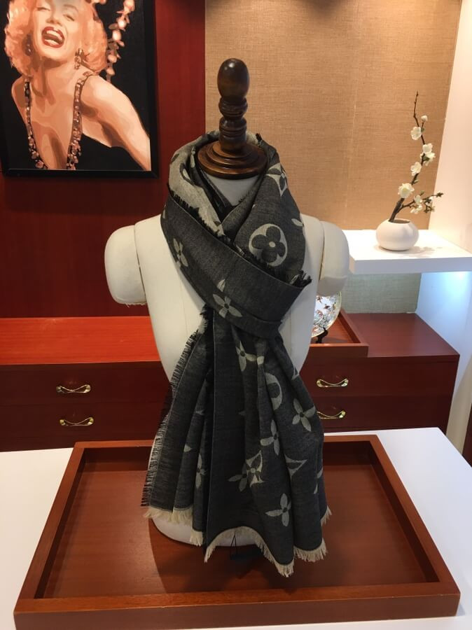 Louis Vuitton Daily Monogram Stole M70674