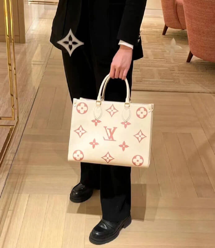 Louis Vuitton Monogram Empreinte Leather OnTheGo MM M21575 Creme/Pink