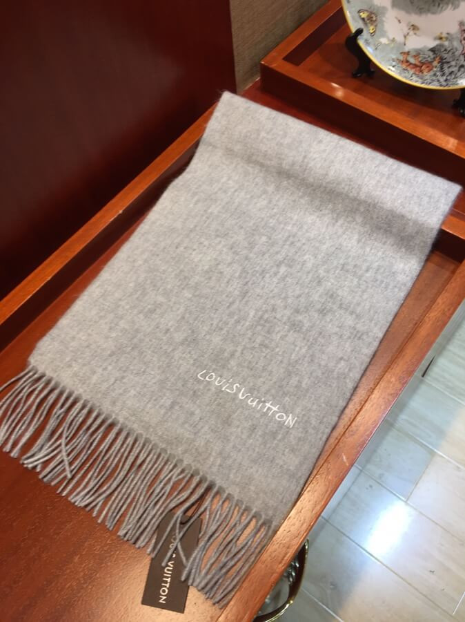 Louis Vuitton Reykjavik Scarf M71040