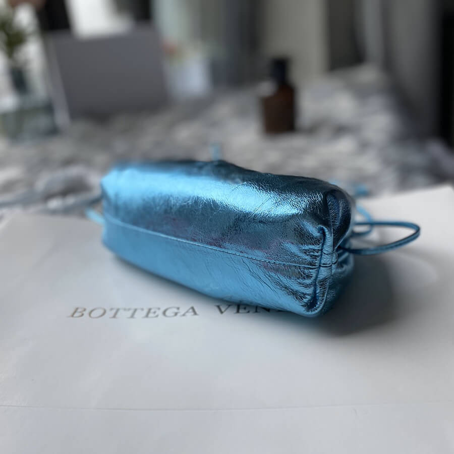 Bottega Veneta The Pouch 20 In Blue Metallic Leather 570927