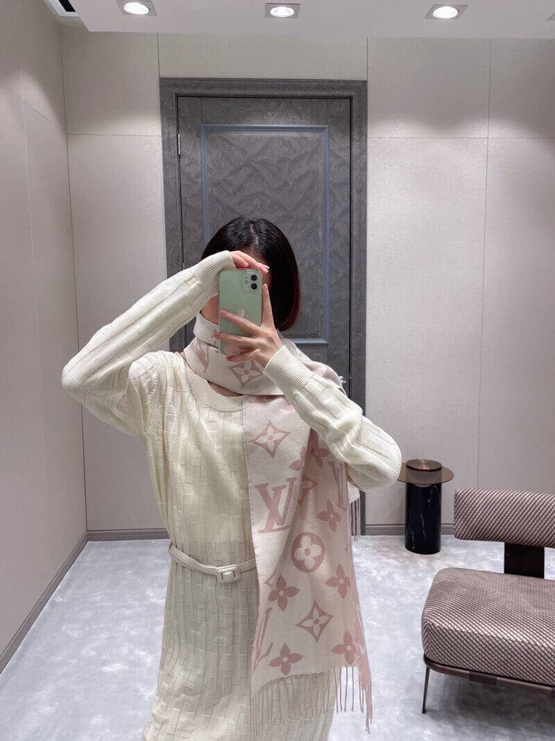 Louis Vuitton Simply LV Scarf M76966