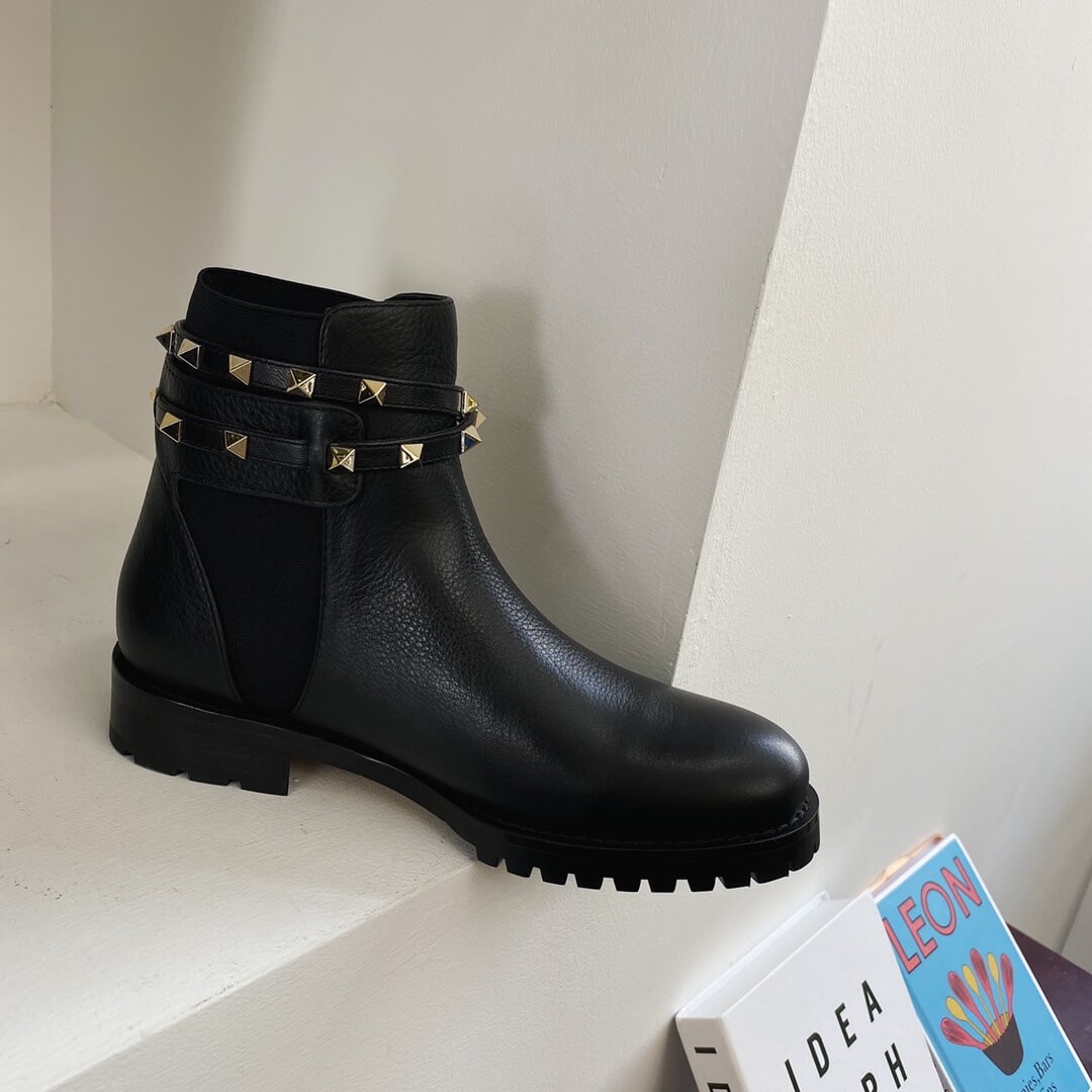 Valentino Garavani Rockstud Grainy Calfskin Leather Ankle Boot P64