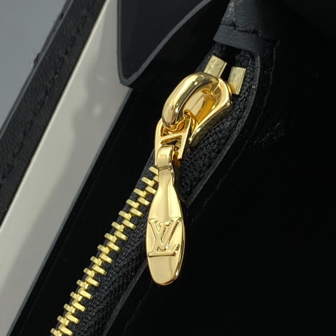 Louis Vuitton Capucines Wallet M68590