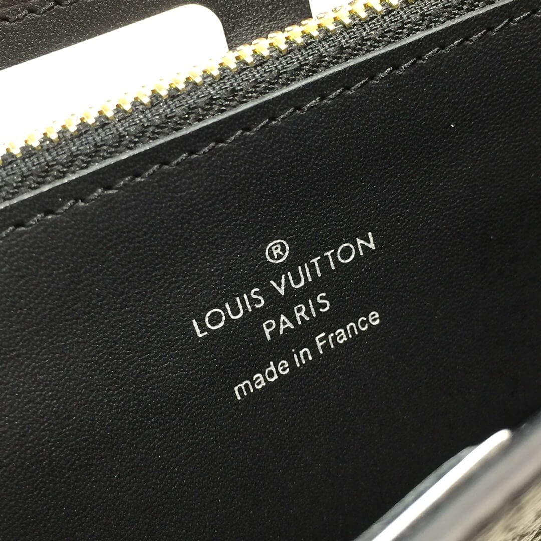 Louis Vuitton Taurillon Leather Capucines Wallet M62556