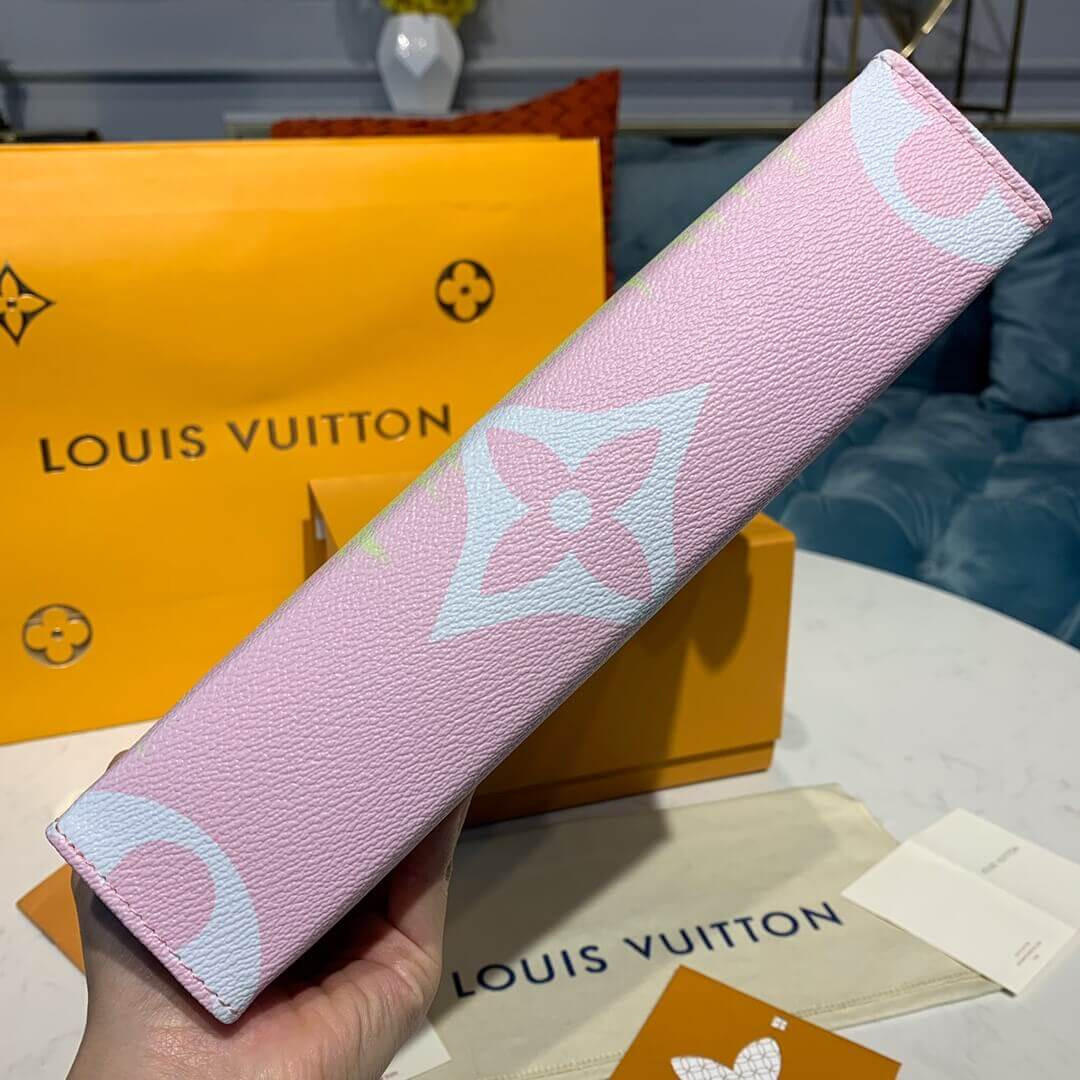 LV Escale Poche Toilette 26 M69136 M69137