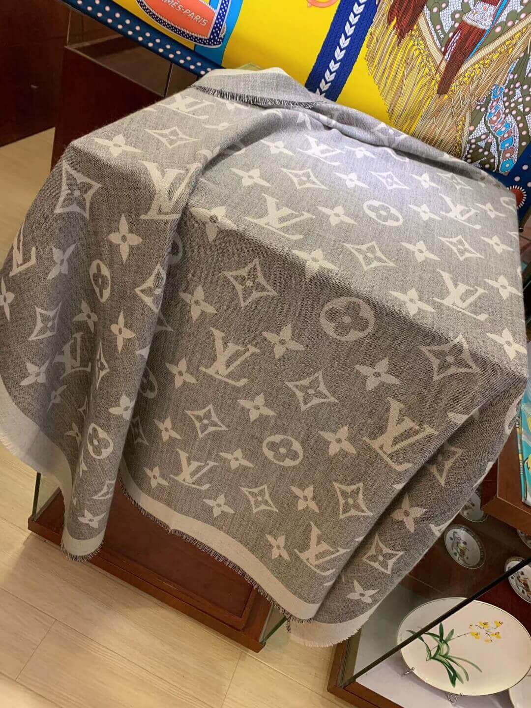 Louis Vuitton Monogram Giant Shawl MP2412 MP2382