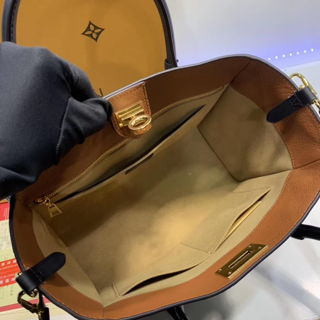 Louis Vuitton On My Side M53823