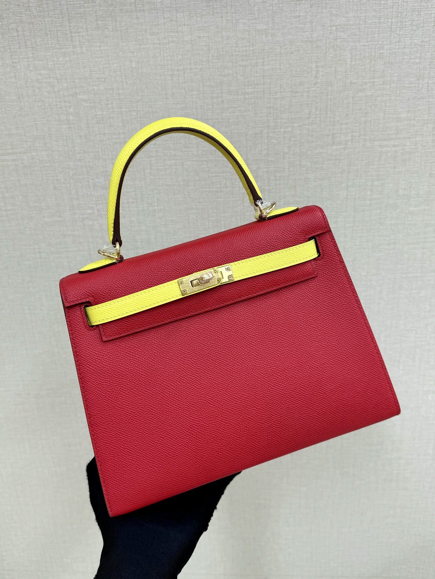 Hermès Kelly 25/28/32cm in Epsom leather, fully hand-stitched with waxed thread, customized in color-block design.