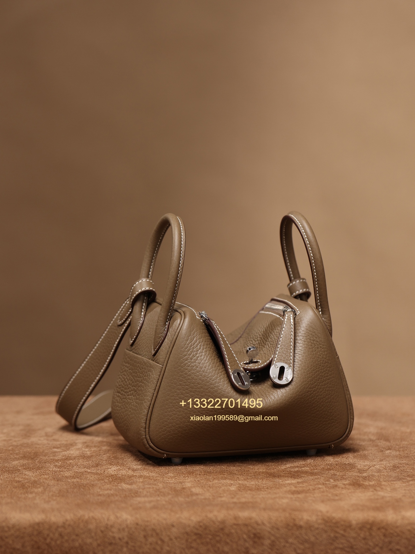 Hermès Lindy Mini 19cm in Etoupe Crafted with Hermès' exclusive Clemence leather, Purely Handcrafted, High-End Customization Edition