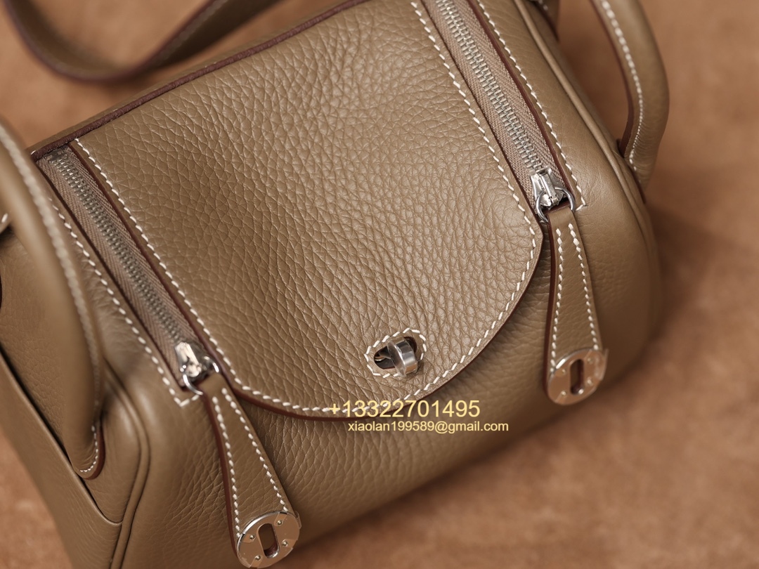 Hermès Lindy Mini 19cm in Etoupe Crafted with Hermès' exclusive Clemence leather, Purely Handcrafted, High-End Customization Edition