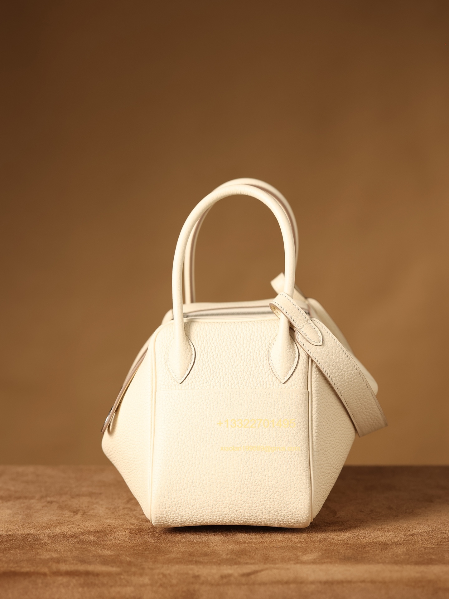 Hermès Lindy in Cream White, crafted with Hermès' exclusive Clemence leather, purely handcrafted, high-end customization edition.