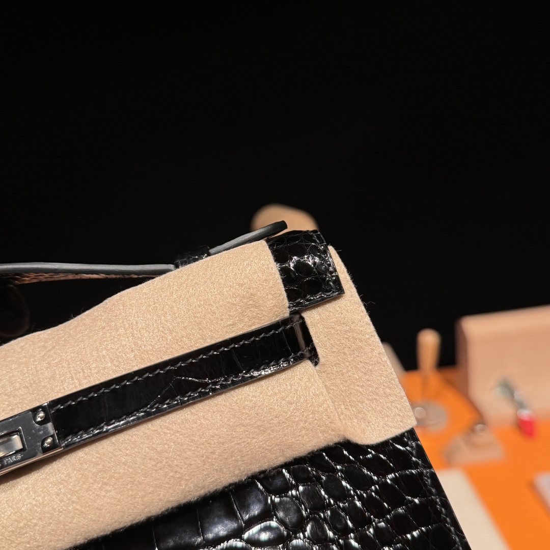 Hermès Kelly Pochette Clutch Bag Shiny Crocodile Leather . Fully Handmade Premium Customization – Black.