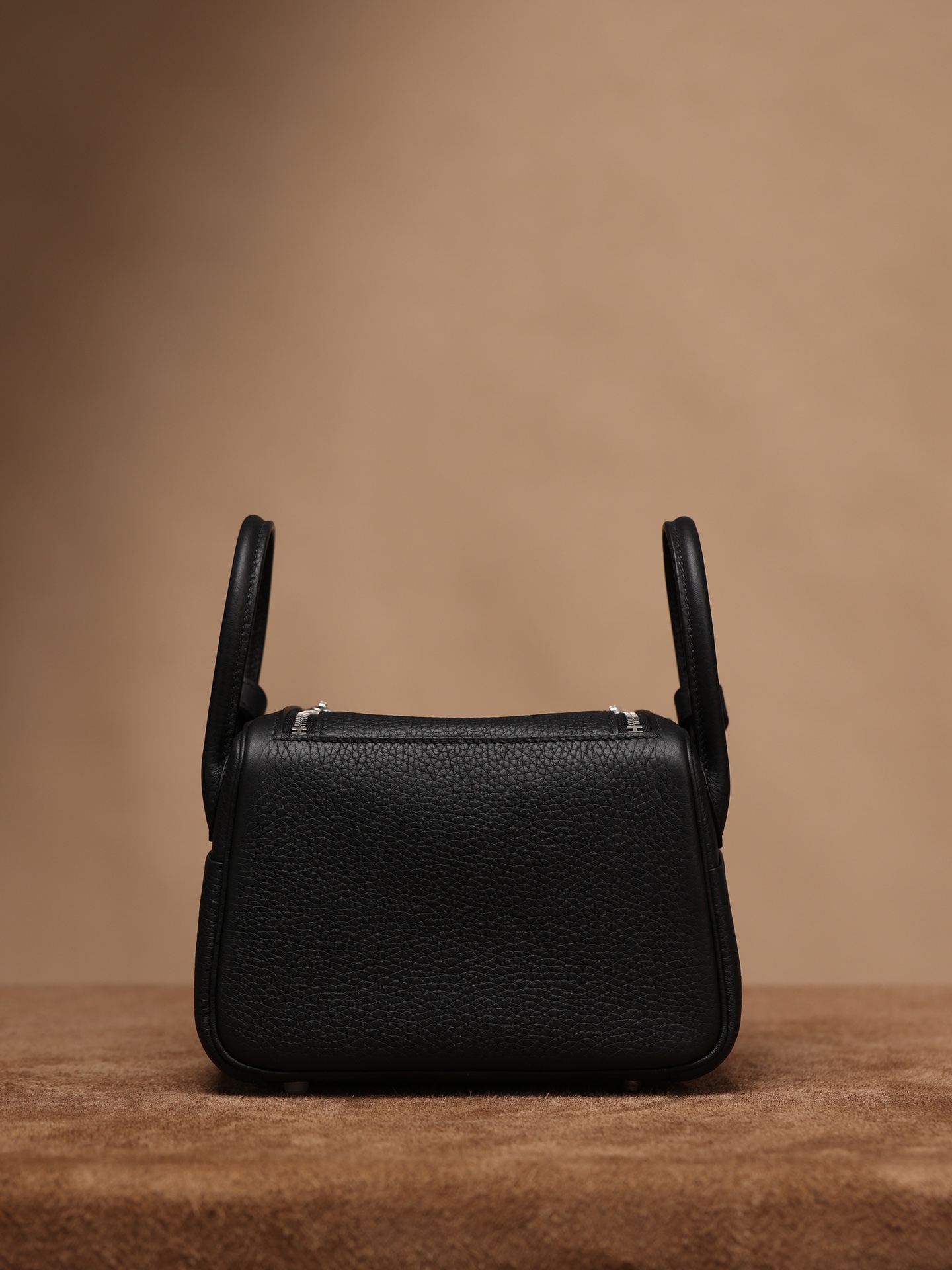 Hermès Lindy Mini 19cm in Black, crafted with Hermès' exclusive Clemence leather, purely handcrafted, high-end customization edition.