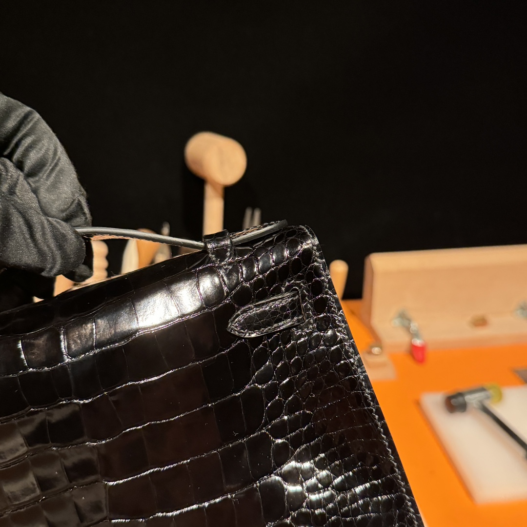 Hermès Kelly Pochette Clutch Bag Shiny Crocodile Leather . Fully Handmade Premium Customization – Black.