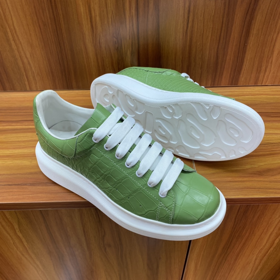 Handcrafted Luxury Private Customization High-Quality Crocodile Leather Shoes, available for customization in various colors and sizes.