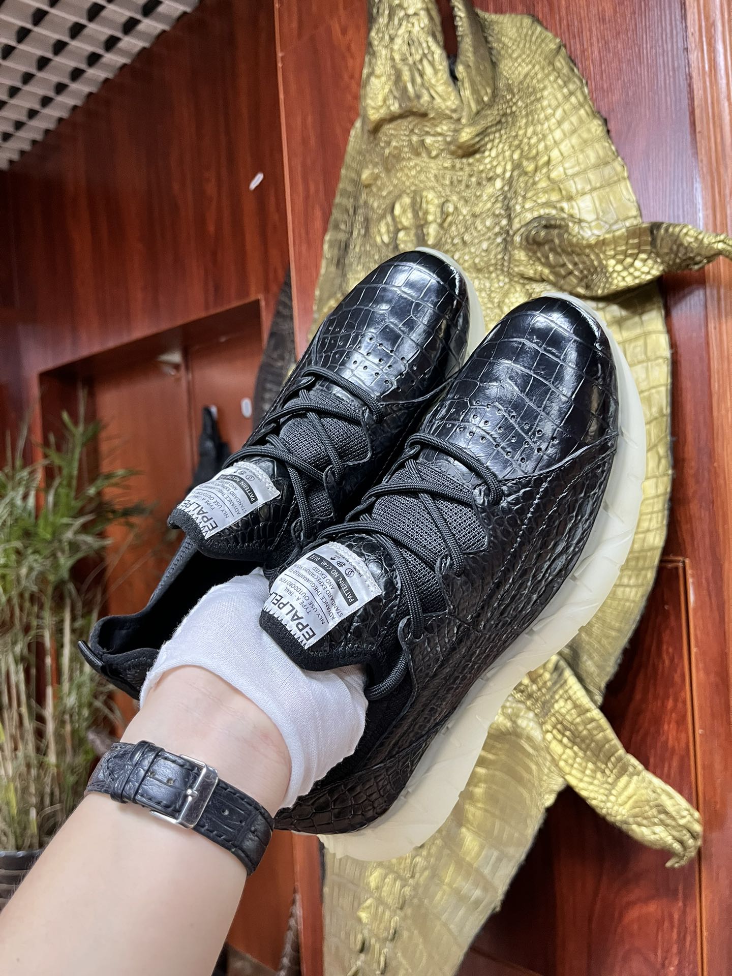 Handcrafted Luxury Private Customization High-Quality Crocodile Leather Sneakers, available for customization in various colors and sizes.