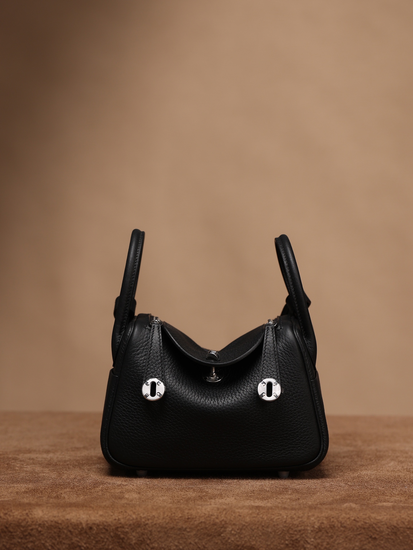 Hermès Lindy Mini 19cm in Black, crafted with Hermès' exclusive Clemence leather, purely handcrafted, high-end customization edition.