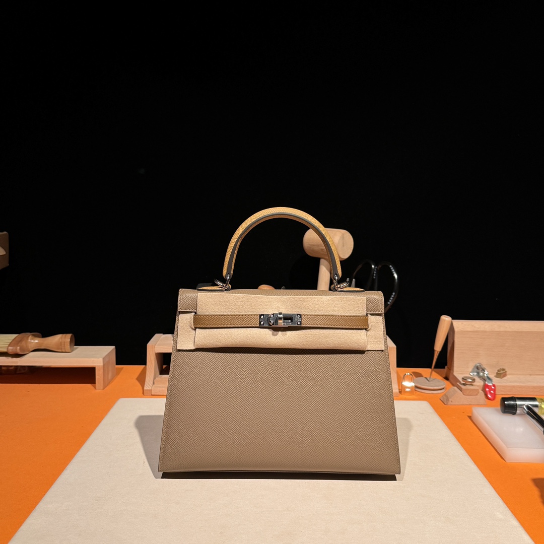 Hermès Kelly 25/28/32cm in Epsom leather, fully hand-stitched with waxed thread, customized in color-block design.