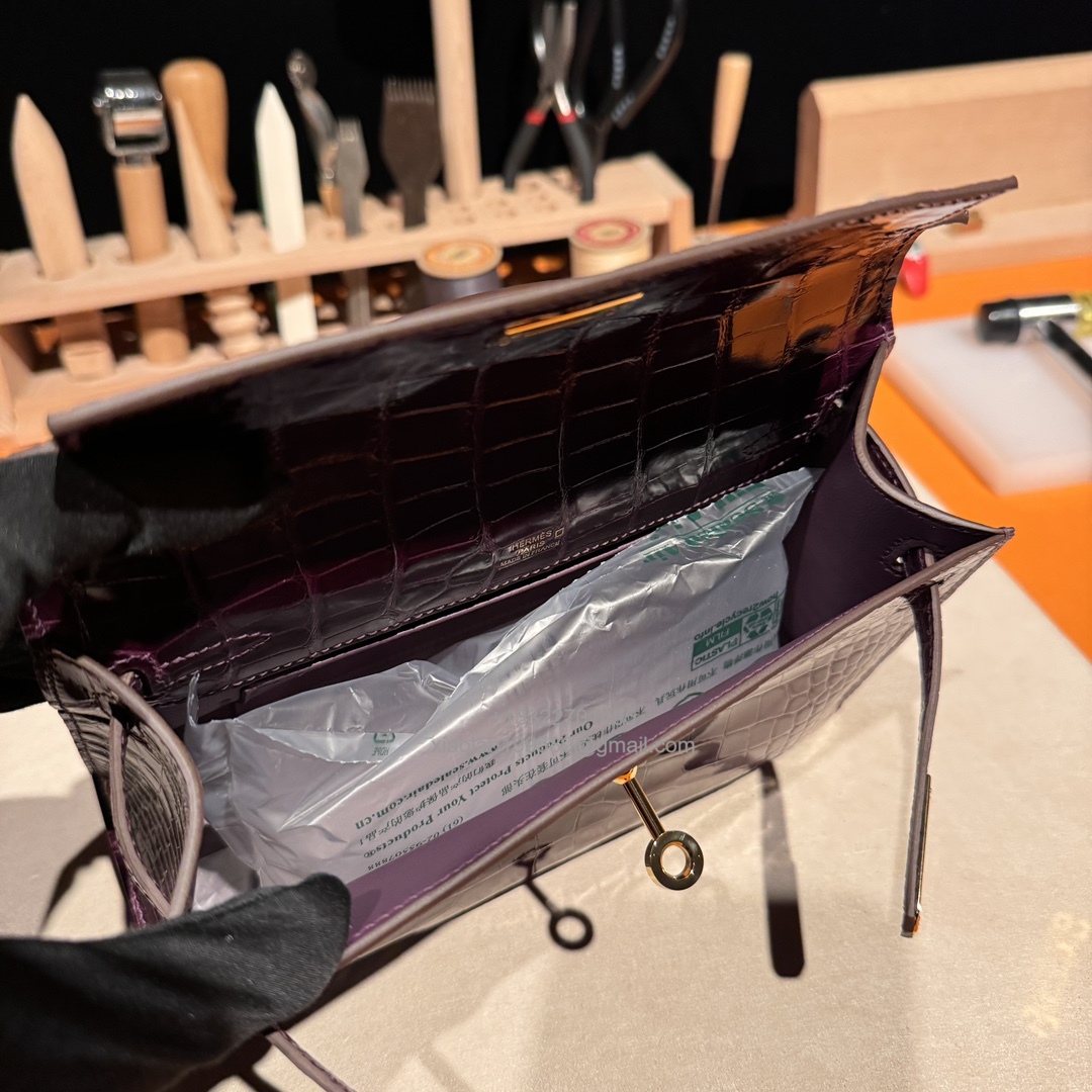 Hermès Kelly Pochette Clutch Bag Shiny Crocodile Leather . Fully Handmade Premium Customization – Gallon Purple